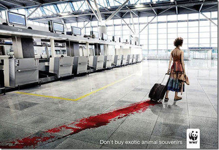 Una mujer arrastra una maleta por un aeropuerto que va dejando un rastro de sangre