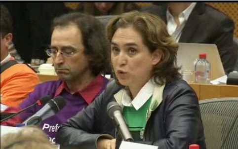 Ada Colau y Xexún Domínguez en el Parlamento 