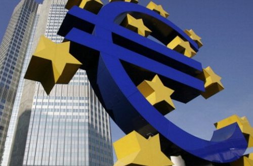 Escultura del euro delante del BCE