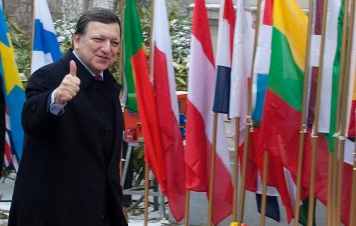 Barroso saluda a los periodistas levantando el pulgar
