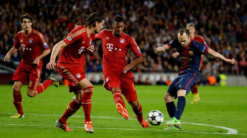 Iniesta, jugador del Barça rodeado de jugadores alemanes