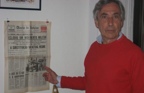 Fernando Souza señala un periódico de la época puesto en la pared