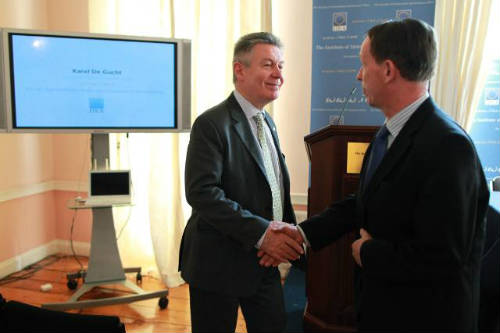 Karel De Gucht saludando