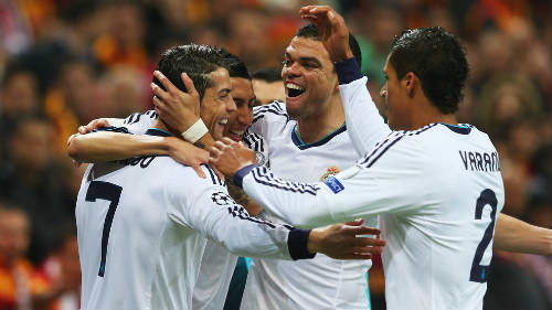 Jugadores del Real Madrid abrazándose en Estambul