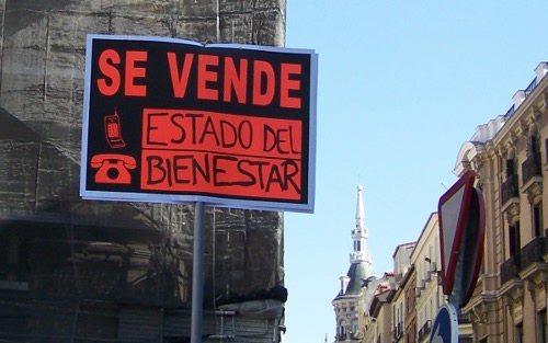 Pancarta en una manifestación que dice «se vende estado del bienestar»