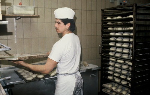 Un joven hace pan