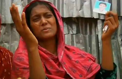 Bangladesh mujer busca a familiar desaparecido