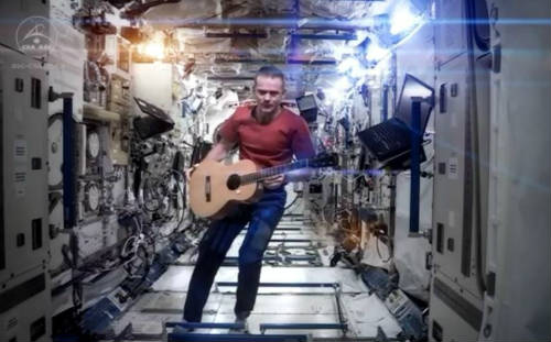 Chris Hadfield tocando la guitarra en el espacio