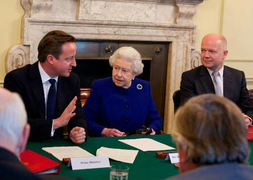David Cameron en una reunión con reina Isabel II