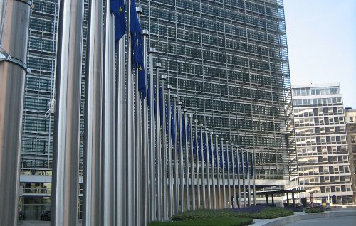 Edificio de la CE con banderas de la UE delante