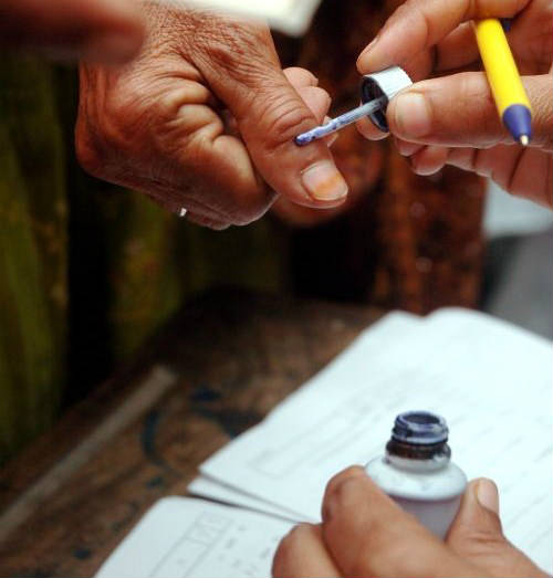 Marcando con tinta de votar el dedo de una mujer