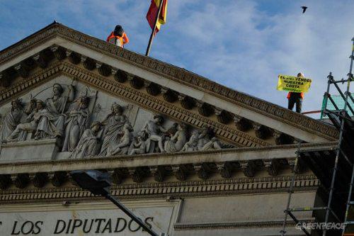 Activistas de Greenpeace subidos al tejado del Congreso de los Diputados