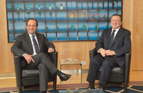Hollande y Barroso, sentados