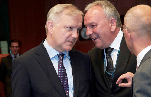 Olli Rehn en un corrillo 