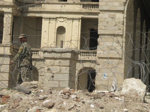 Soldado afgano ante palacio Amanulá destrozado