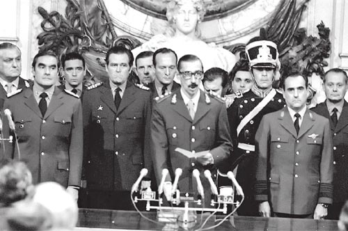 Videla jurando al frente de la junta militar en 1976