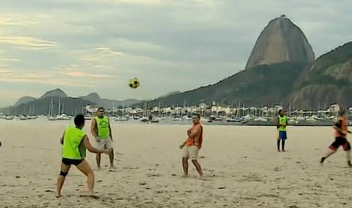 Jovenes jugando a fútbol en playa de Río