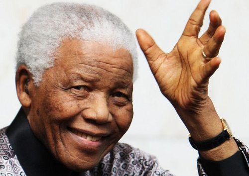Nelson Mandela saluda