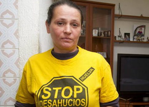Una mujer con una camiseta en la que dice Stop desahucios