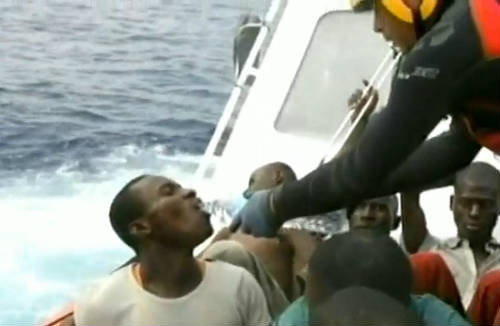 Africanos llegando a Lampedusa
