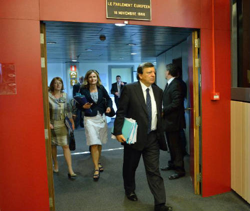 Barroso y Ahrenkilde pasando por una puerta