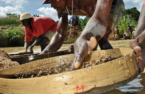 Hombres extraen diamantes de sangre en Sierra Leona