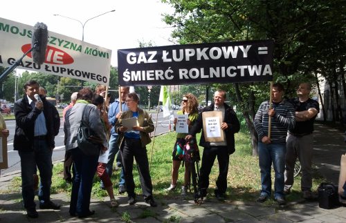 Habitantes de Zuralov con una pancarta