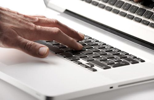 Una mano sobre el teclado de un ordenador