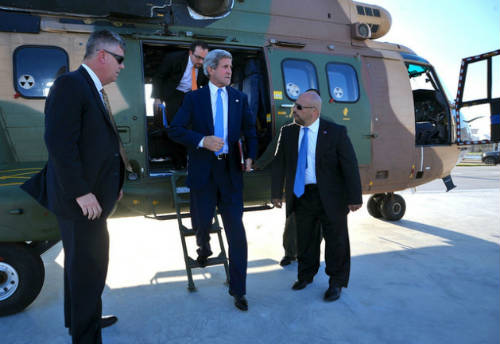 John Kerry bajando de un helicóptero