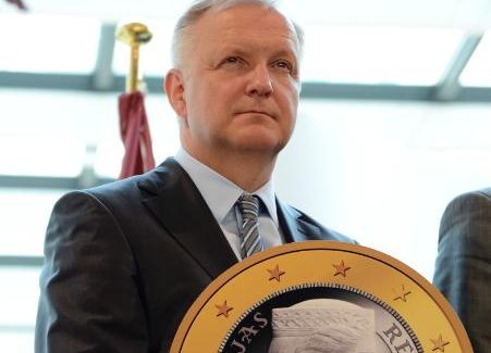 Olli Rehn con un euro gigante