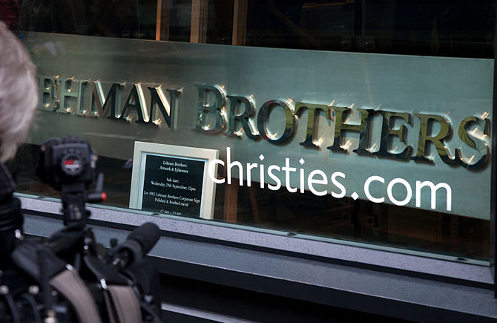 Un cámara saca la imagen del rótulo de Lehman Brothers