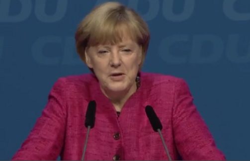 Angela Merkel hablando en el podio