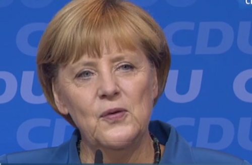 Angela Merkel delante de un micrófono