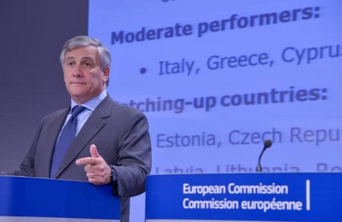 El comisario Tajani en rueda de prensa