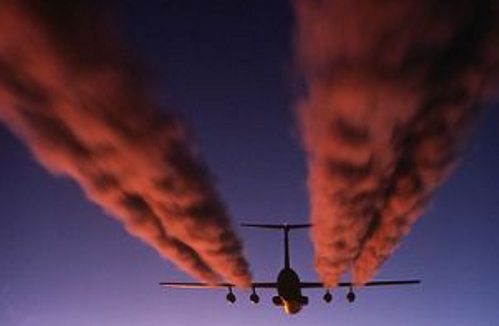 Un avión dejando dos estelas de humo