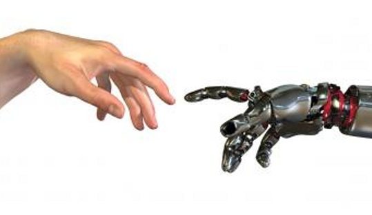 una mano humana frente a la de un robot