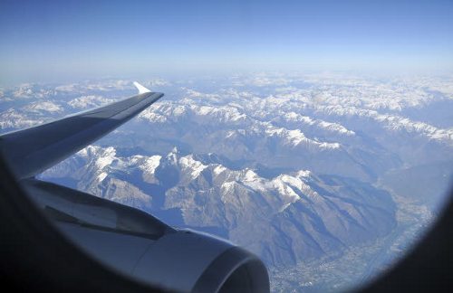 Montañas nevadas vistas desde un avión en vuelo