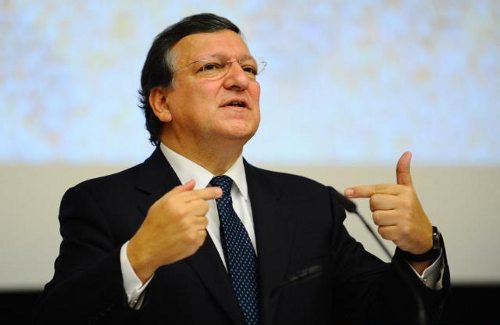 Barroso hablando ante unos micrófonos
