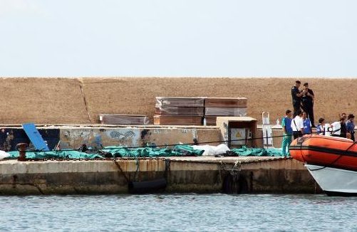 Cadáveres de inmigrantes en bolsas en el puerto de Lampedusa