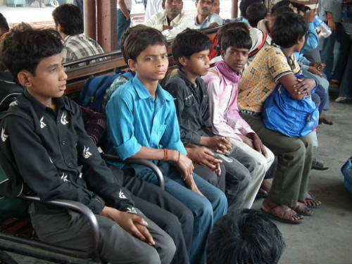 Niños trabajadores en India esperan ser devueltos a su hogar
