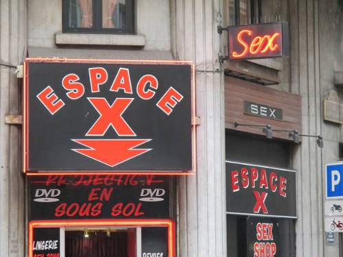 Tienda de artículos de sexo y anuncio de un próstibulo en una calle de Francia