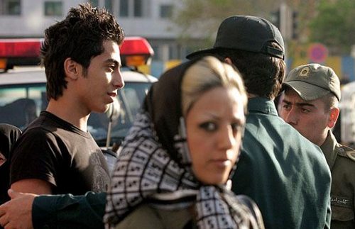 Una mujer iraní por la calle con ropa occidental