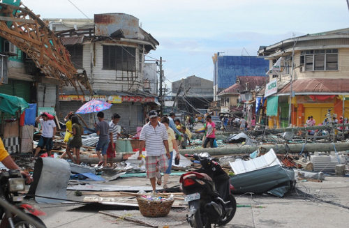 Personas andando sobre materiales dejados por el tifón