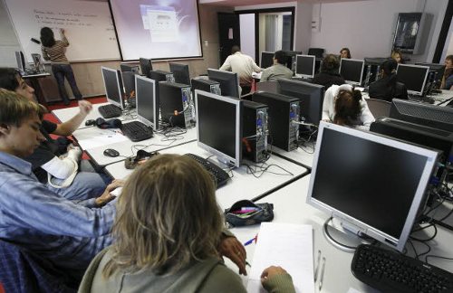 estudiantes de informática en un aula