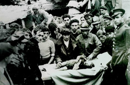 hombres rodeando una camilla donde yace un niño herido o muerto