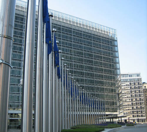 Banderas en edifico Berlaymont de la CE