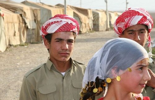 Jóvenes kurdos, tiendas de campaña detrás