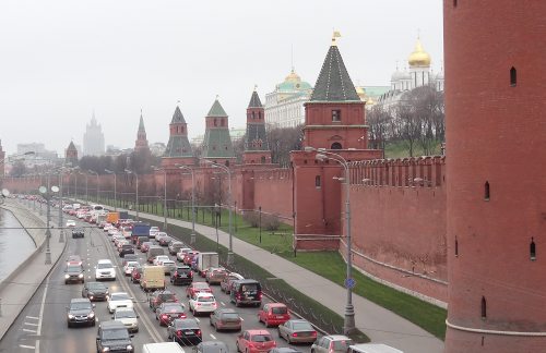 Murallas del Kremlin desde la carretera con mucho tráfico