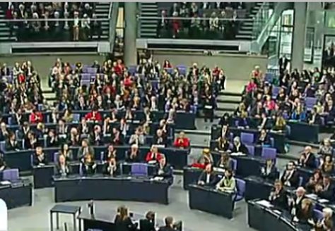 El Bundestag aplaude a Angela Merkel
