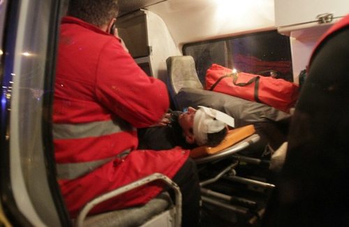 El exministro golpeado en el interior de una ambulancia